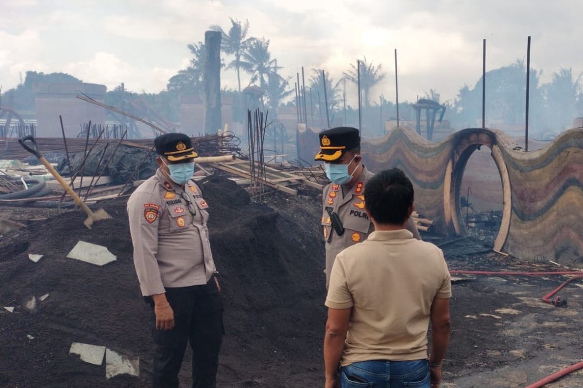 Polisi saat mendatangi lokasi vila di Desa Nyambu, Kecamatan Kediri, Kabupaten Tabanan, Provinsi Bali, yang terbakar, Jumat (15/8/2025).