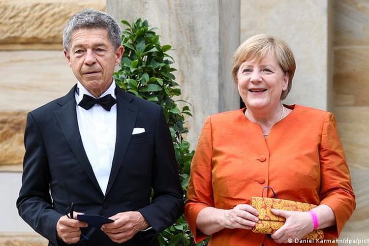 Angela Merkel dan suaminya Joachim Sauer memastikan akan selalu menghadiri festival Wagner di Bayreuth.