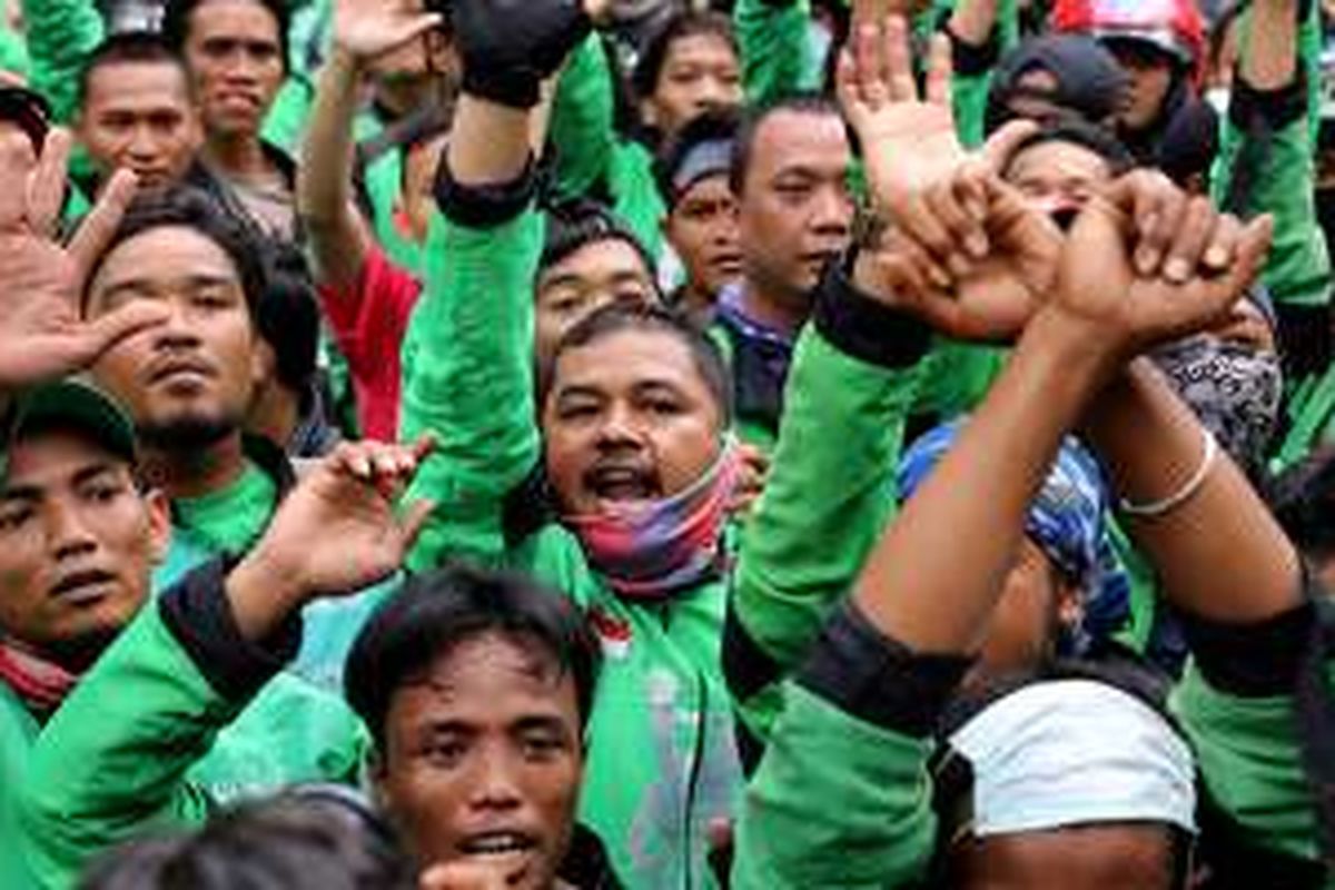 Ribuan pengemudi Go-Jek melakukan aksi unjuk rasa di depan kantor manajemen PT Go-Jek, Kemang, Jakarta Selatan, Senin (3/10/2016). Mereka menuntut PT Go-Jek Indonesia untuk menghapus performa, membuat payung hukum yang independen dari keluhan pengemudi, transparansi dalam setiap kebijakan, menstabilkan sistem menjadi lebih baik dan memberikan kebijakan tarif yang rasional untuk semua pengemudi se-Indonesia.