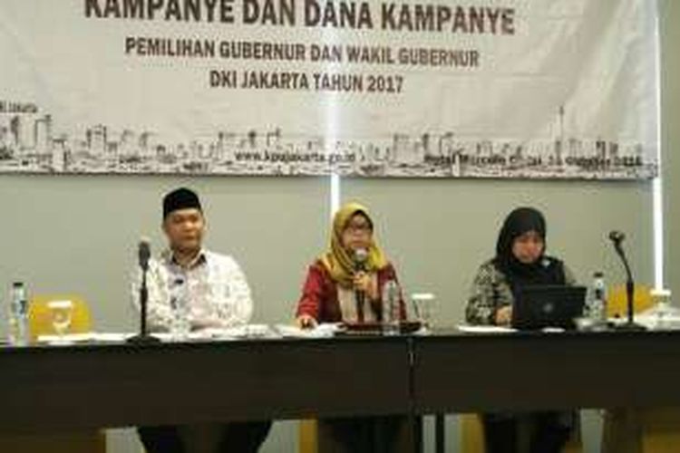 Komisioner KPU DKI Jakarta Mohamad Fadlillah (kiri), Dahliah Umar (tengah), dan Betty Epsilon Idroos (kanan) memberikan sosialisasi tentang kampanye dan dana kampanye pada Pilkada DKI 2017 di Cikini, Jakarta Pusat, Selasa (18/10/2016).