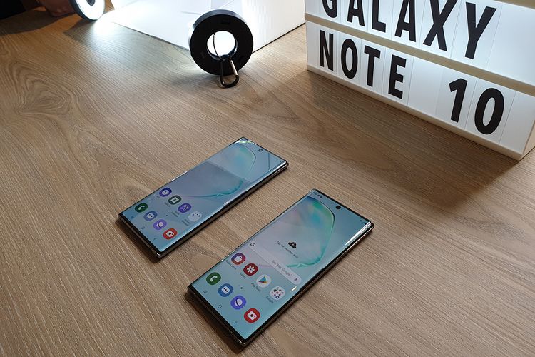 Galaxy Note 10 dan Galaxy Note 10 Plus yang dipamerkan dalam acara pengumuman pre-order di Indonesia