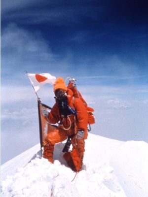 Junko Tabei berdiri di puncak Gunung Everest setinggi 8.848 meter pada 16 Mei 1975. (LADIES CLIMBING CLUB: JAPAN)