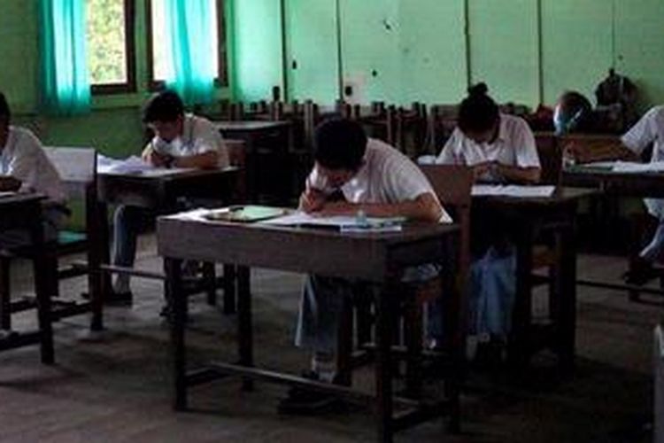 Ilustrasi: Peserta ujian nasional di Sekolah Menengah Atas Santun Untan, Kota Pontianak, Kalimantan Barat mengerjakan soal Bahasa Inggris, Selasa (16/4/2013).  