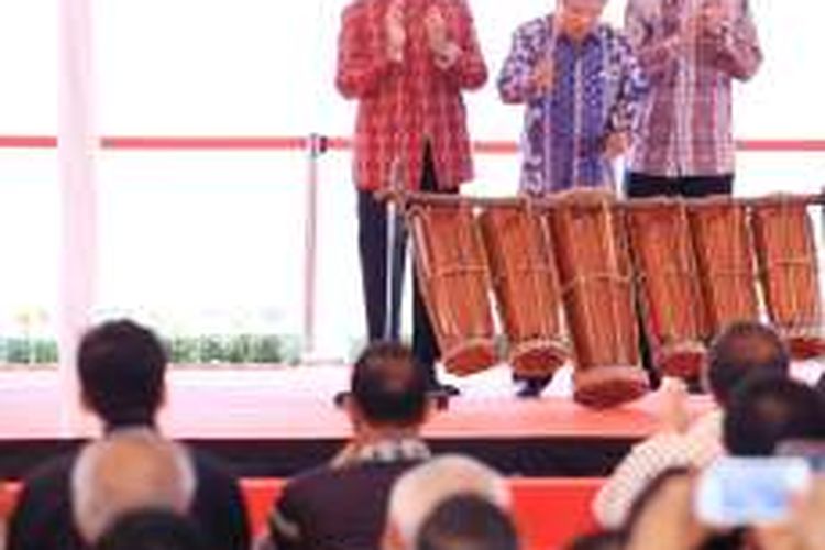 Wakil Presiden RI Jusuf Kalla memukul gondang, didamping Gubernur Sumut Erry Nuraidi dan Ketua PSBI Effendi Simbolon   pada acara pembukaan MMAB dan Rakernas PSBI 2016 di Pantai Bebas Parapat, Sabtu (30/7/2016).