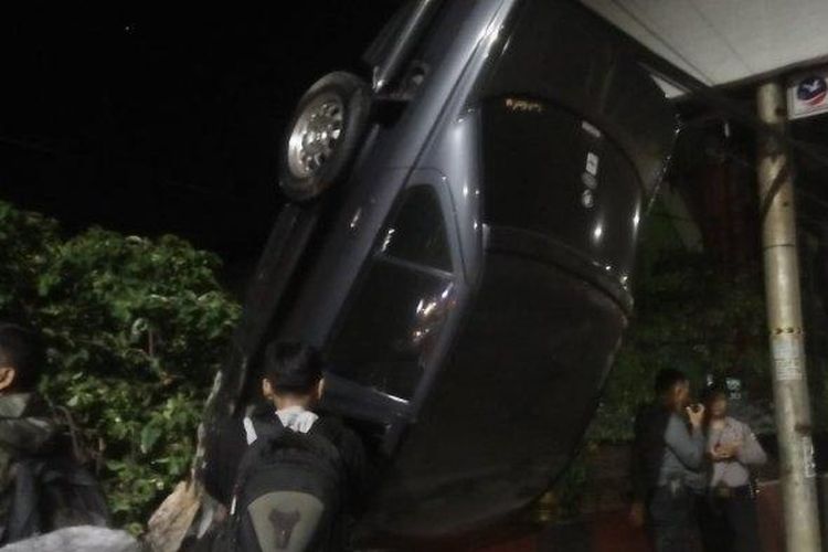 Mobil BMW nyangkut di kabel dekat pemakaman samping underpass Unila dalam kondisi terbalik. Laka lantas antara BMW dengan Avanza terjadi di dekat underpass Unila, Jumat (2/8/2019) sekitar pukul 00.30 WIB.