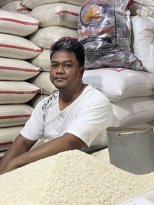 Pedagang beras Pasar Lenteng Agung, Jakarta Selatan, Timan (45) saat ditemui di kiosnya, Jumat (9/1/2026).