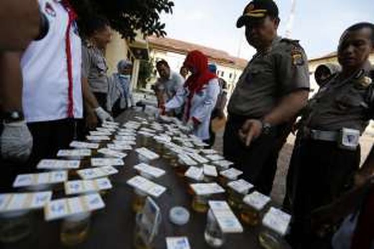 Tim BNNP Aceh melakukan tes urien kepada personil di jajaran Kepolisian Daerah Aceh, Senin (11/4/2016). Dari 423 personil 7 diantaranya terbukti menggunakan obat-obatan terlarang. *****