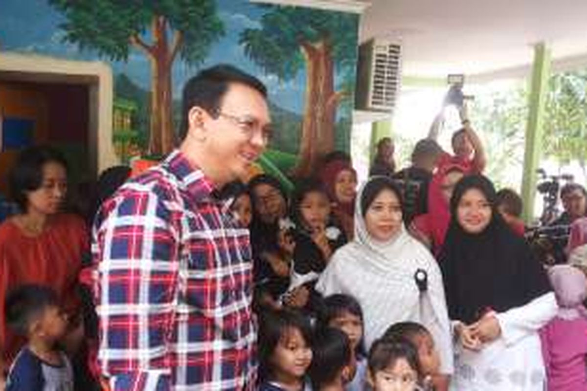 Calon gubernur nomor urut dua, Basuki Tjahaja Purnama alias Ahok saat berkunjung ke tempat pendidikan anak usia dini (PAUD) yang ada di kawasan Kebagusan, Jakarta Selatan pada hari kampanye, Senin (31/10/2016) hari ini. 