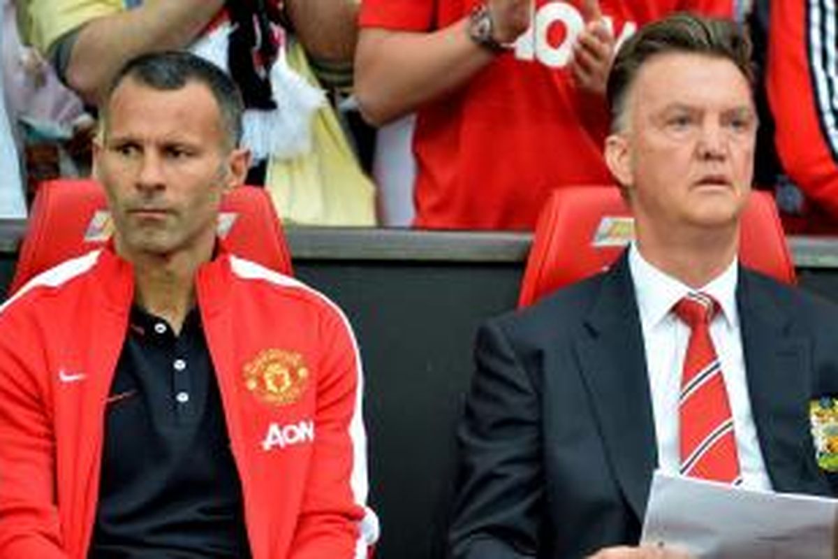 Manajer Manchester United Louis van Gaal (kanan) dan asistennya, Ryan Giggs, sebelum pertandingan Premier League antara MU dan Swansea City, di Old Trafford, Sabtu (16/8/2014).
