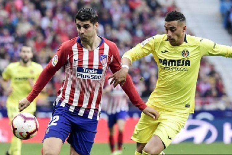 Striker Atletico Madrid, Alvaro Morata, berebut bola dengan bek Villarreal, Ramiro Funes Mori, pada laga La Liga Spanyol, 24 Februari 2019.