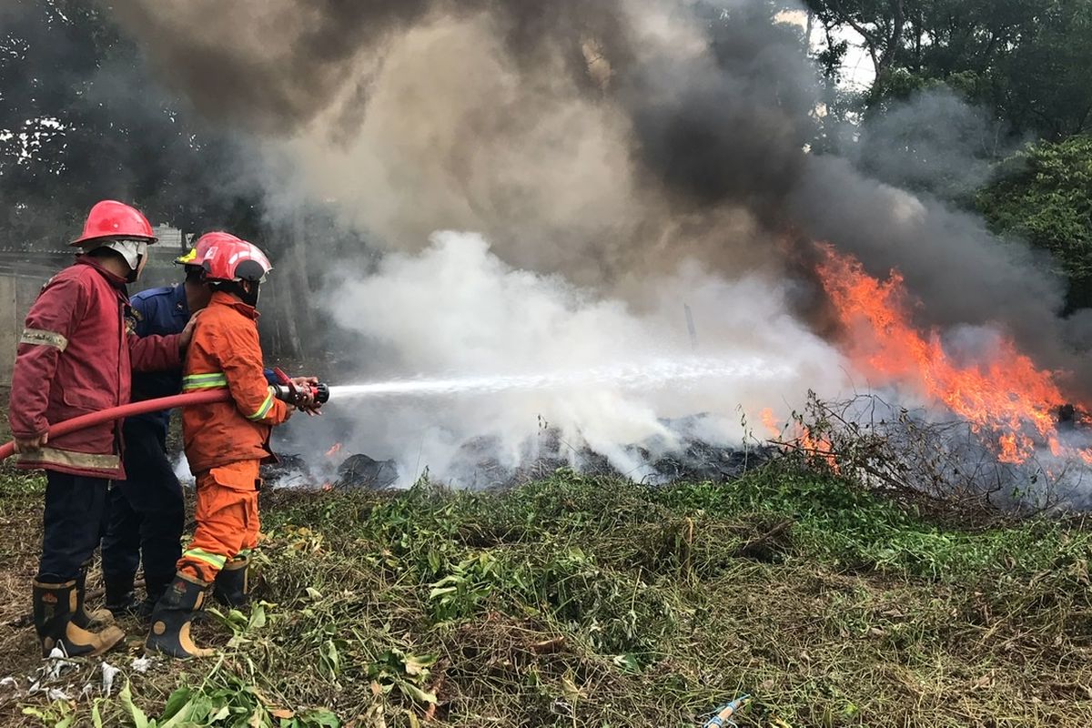 Anggota pemadam kebakaran Kota Depok, Jawa Barat memadamkan api yang berasal dari kabel yang terbakar di pinggir Jalan Raya Sawangan, Rangkapan Jaya Baru, Pancoran Mas, Kota Depok, Jawa Barat, Rabu (23/9/2020) siang. 