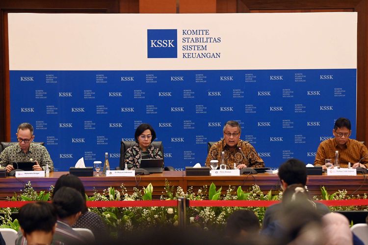 Menteri Keuangan Sri Mulyani Indrawati (kedua kiri) didampingi Gubernur Bank Indonesia Perry Warjiyo (kedua kanan), Ketua Otoritas Jasa Keuangan Mahendra Siregar (kiri), dan Ketua Dewan Komisioner Lembaga Penjamin Simpanan (LPS) Purbaya Yudhi Sadewa (kanan) bersiap memberikan keterangan dalam konferensi pers Hasil Rapat Berkala Komite Stabilitas Sistem Keuangan (KSSK) I Tahun 2023 di Kantor Kementerian Keuangan, Jakarta, Selasa (31/1/2023). Menteri Keuangan Sri Mulyani Indrawati optimistis pertumbuhan ekonomi Indonesia tetap kuat di atas 5 persen sepanjang tahun ini di tengah pemangkasan proyeksi oleh Dana Moneter Internasional (International Monetary Fund/IMF).