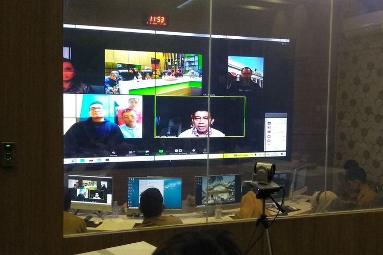 Telekonferensi Binjai Command Center bersama pihak dari Pemko Binjai, diwakili Kadisnakerperindag Kota Binjai, Hamdani Hasibuan, Mantan Dubes RI untuk Ukraina, Prof. Yuddi Chrisnandi, Dubes RI untuk Ukraina, Ghoffur, perwakilan dari Kementrian Luar Negeri RI yang bertugas mengevakuasi WNI di Ukraina serta keluarga 9 WNI pada Senin (7/3/2022) siang.