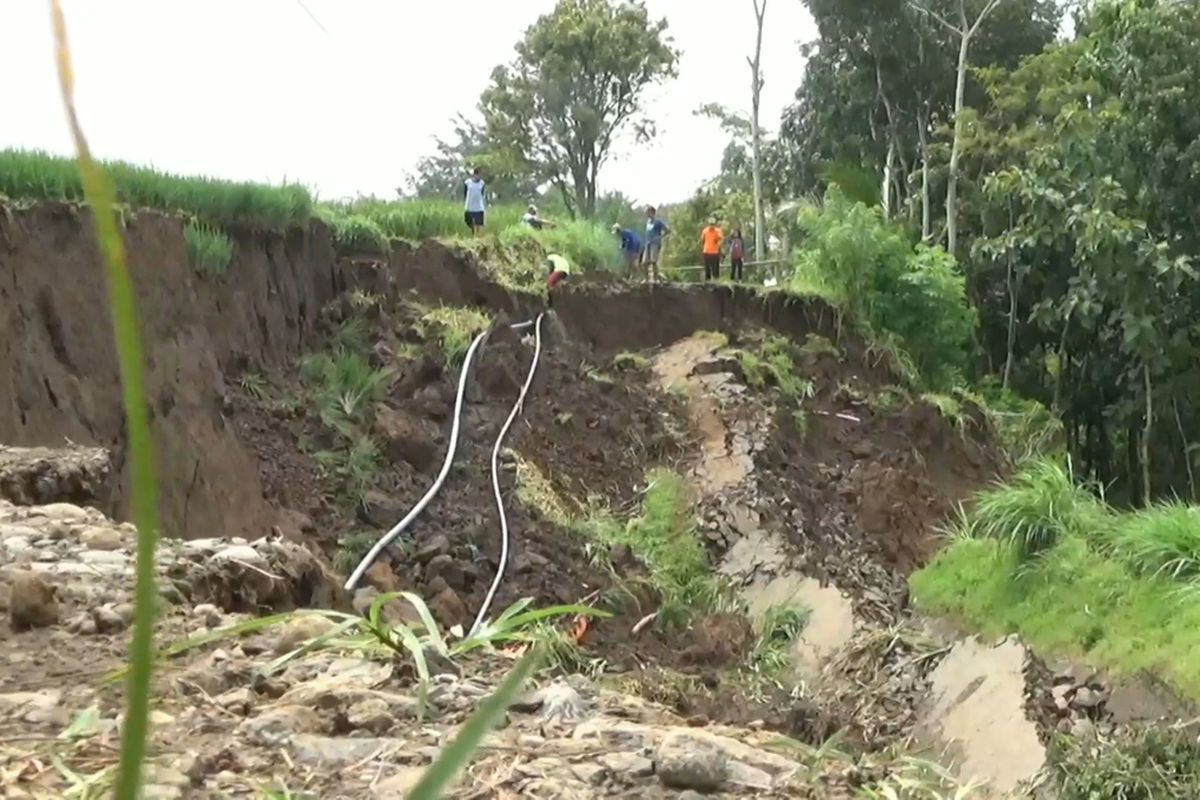 Jalur penghubung yang berada di Desa Krosok Kecamatan Sendang Kabupaten Tulungagung Jawa Timur Longsor, dan putus total, Senin (22/02/2021)