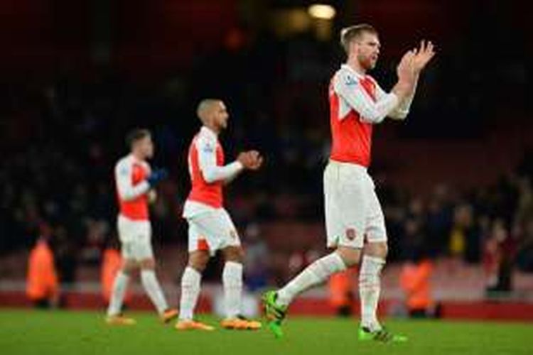 Per Mertesacker membalas aplaus penonton seusai pertandingan Arsenal versus Swansea City di Stadion Emirates, Rabu (2/3/2016). 