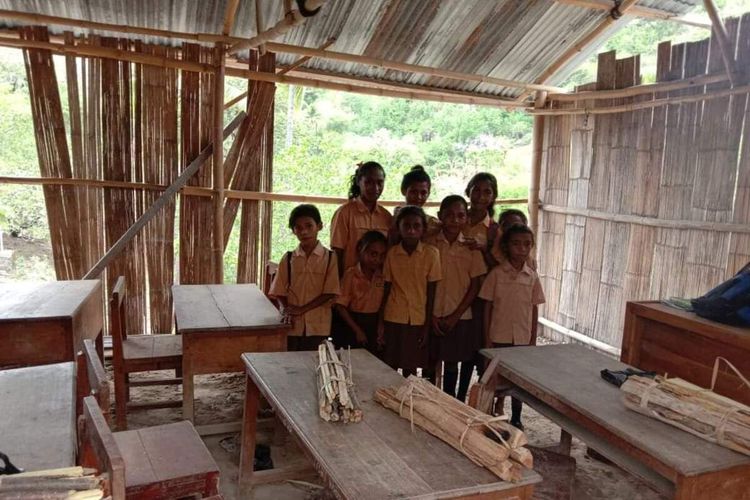 Foto : Saat siswa-siswi belajar di bangunan darurat SDN Kujuwongga, Desa Lidi, Kecamatan Palue, Kabupaten Sikka, NTT, Kamis (9/1/2020).