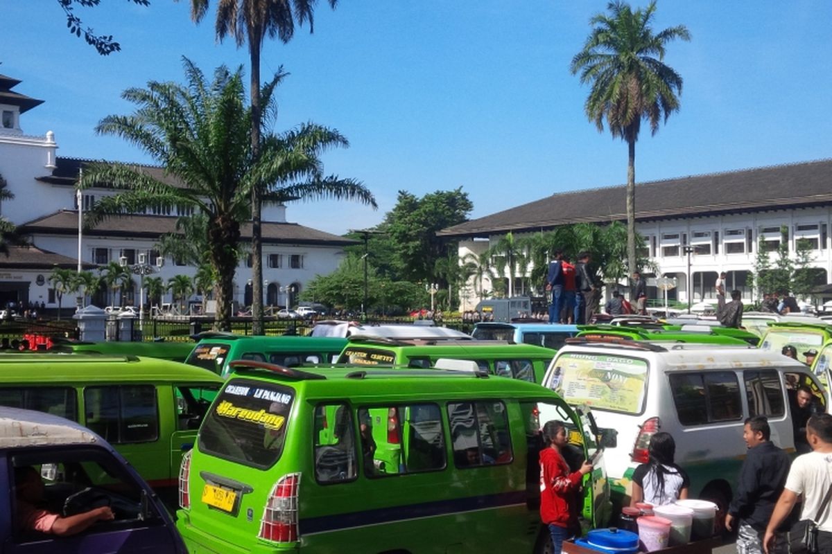 Halaman Gedung Sate, Jalan Diponegoro Kota Bandung dipadati ratusan unit angkutan kota (angkot) se-Kota Bandung, Kamis (9/3/2017).&nbsp;