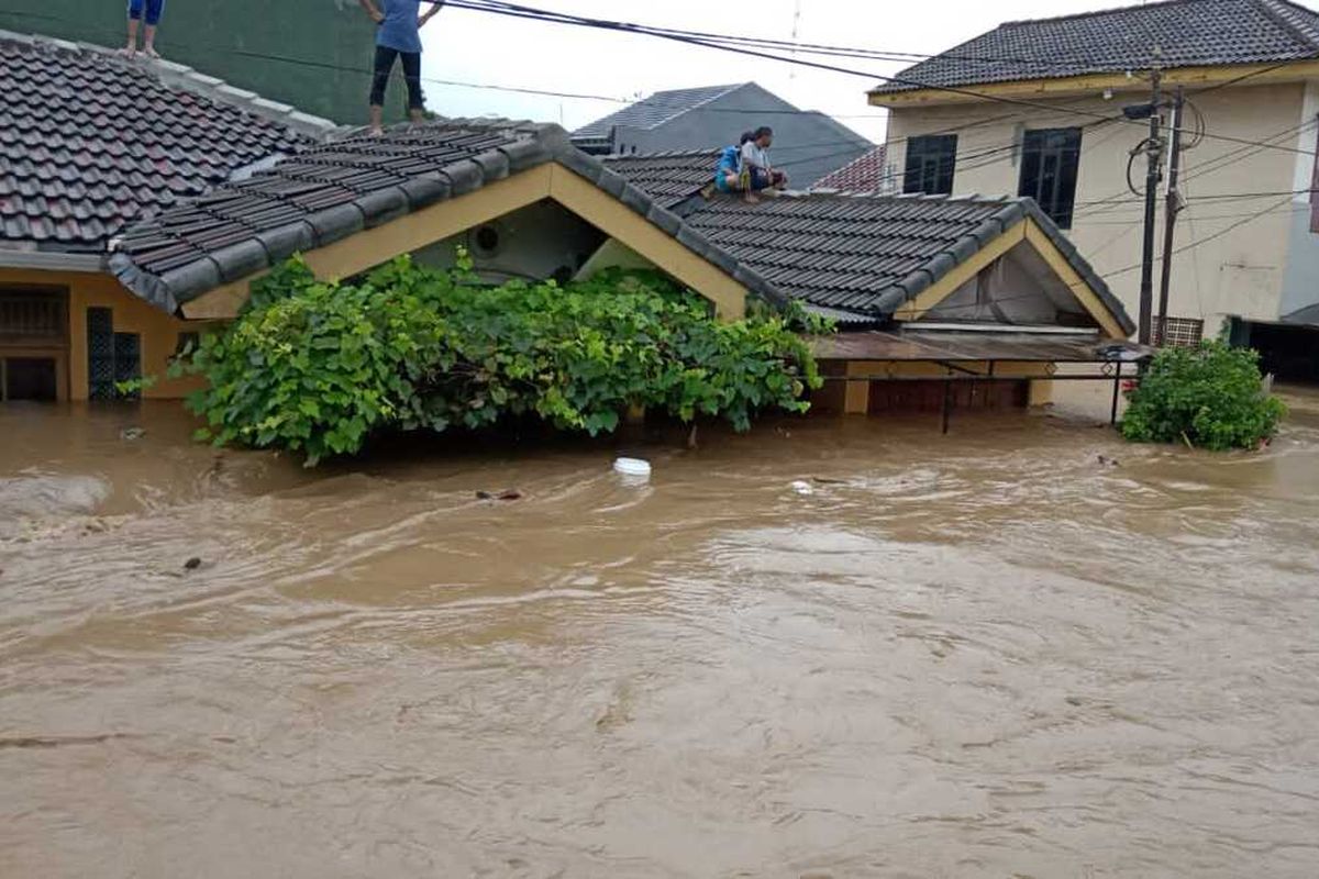 Sejumlah rumah, mobil dan fasilitas umum terendam banjir dan sebagian warga dibantu petugas mengungsi ke posko yang disediakan di sekitar lokasi, Kecamatan Cileungsi, Kabupaten Bogor, Rabu (1/1/2020).