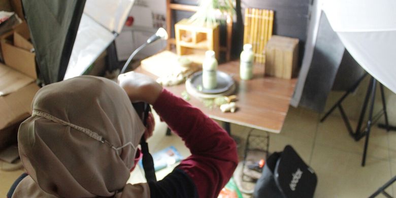 Pelaku UMKM di Kabupaten Cianjur, Jawa Barat, memanfaatkan jasa fotografer profesonal untuk memotret produk.