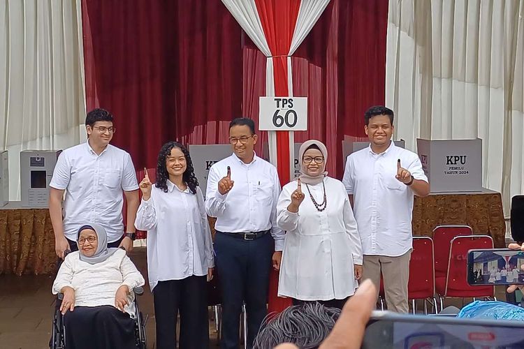 Calon presiden nomor urut 1 Anies Baswedan dan keluarga saat mencoblos di TPS 60, RT 4 RW 6 Lebak Bulus Jakarta Selatan, Rabu (14/2/2024).