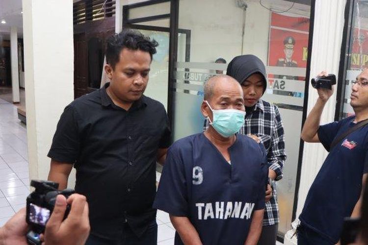 Mujiono pelaku yang cekik istrinya sendiri saat dirilis di Mapolres Tuban, Kamis (24/4/2024) siang. 

