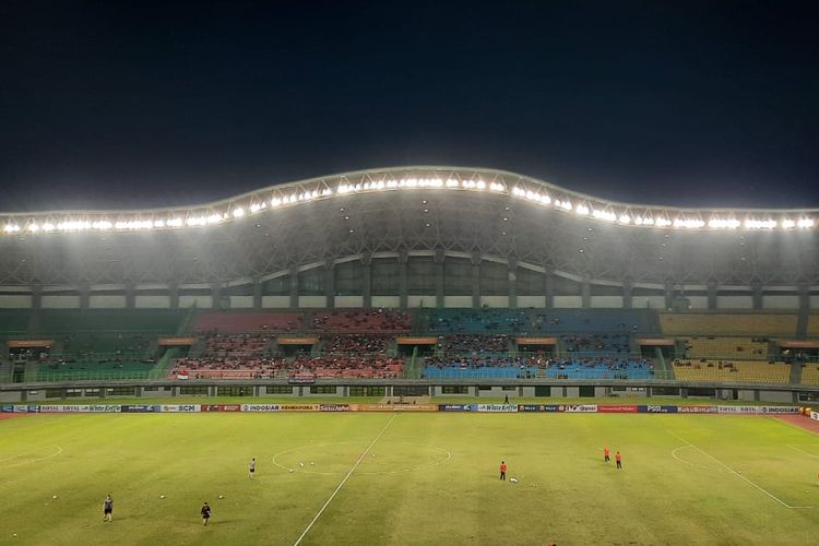 Suasana Stadion Patriot Candrabhaga, Bekasi, menjelang laga timnas U19 Indonesia vs Brunei pada lanjutan Piala AFF U19 2022, Senin (4/7/2022) malam WIB.