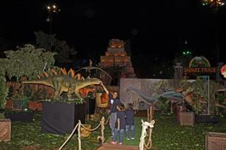Pengunjung dapat merasakan dinosaurus hadir kembali di Trans Studio Makassar, bisa mendengar suara Dinosaurus bahkan Dinosaurus dapat mengigit tangan pengunjung