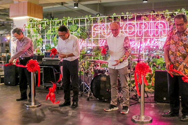 Kiri-kanan: Joseph Sanusi Tjong (Presiden Director), Haryanto Tirtohadiguno (Presiden Komisaris), L Hendra Tirtawinata (Mall Director), RM Franky Andrijanto Dwiputro (Project Development Director)