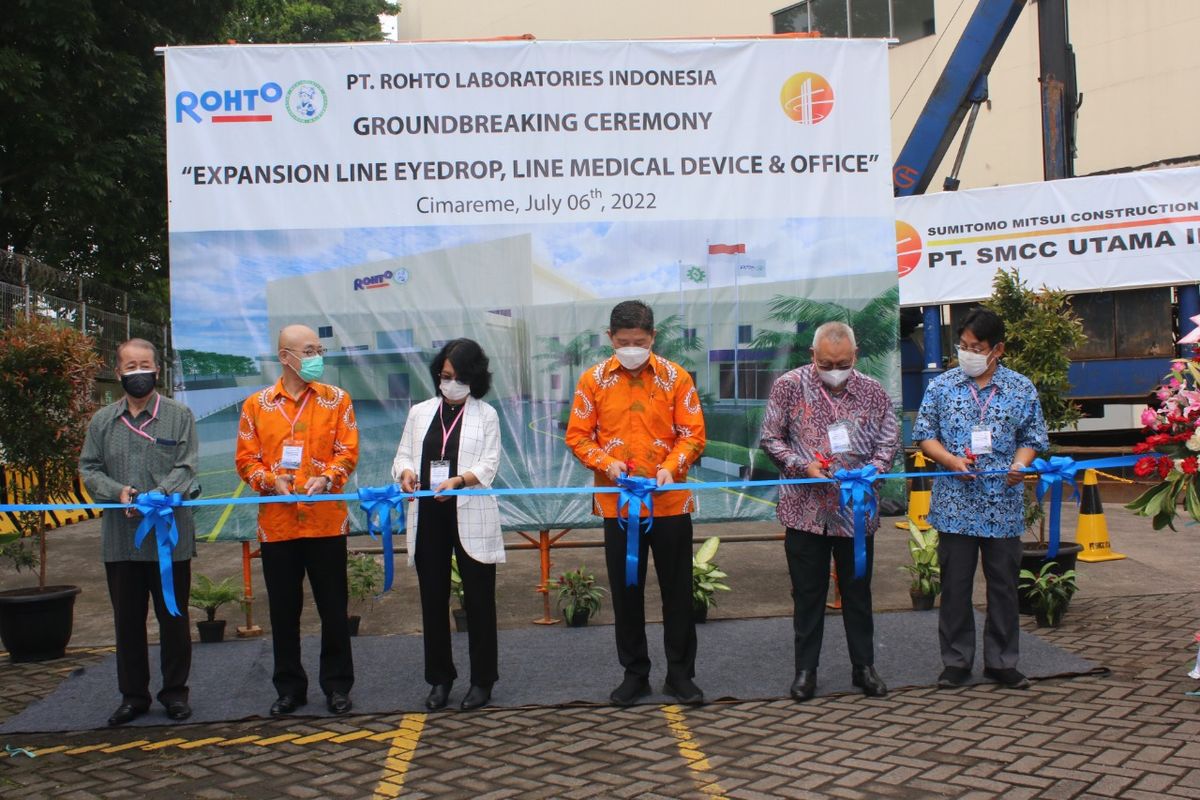 Proses ground breaking perluasan pabrik PT Rohto Laboratories Indonesia.