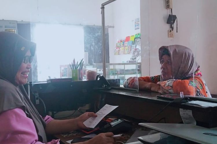 Agen Pegadaian melayani nasabah bernama Saudah yang hendak menggadaikan perhiasan emasnya.