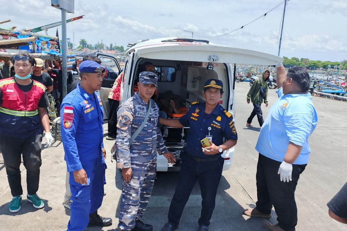 Evakuasi korban meninggal ledakan KM Anugerah Indah 18 di Samudera Hindia