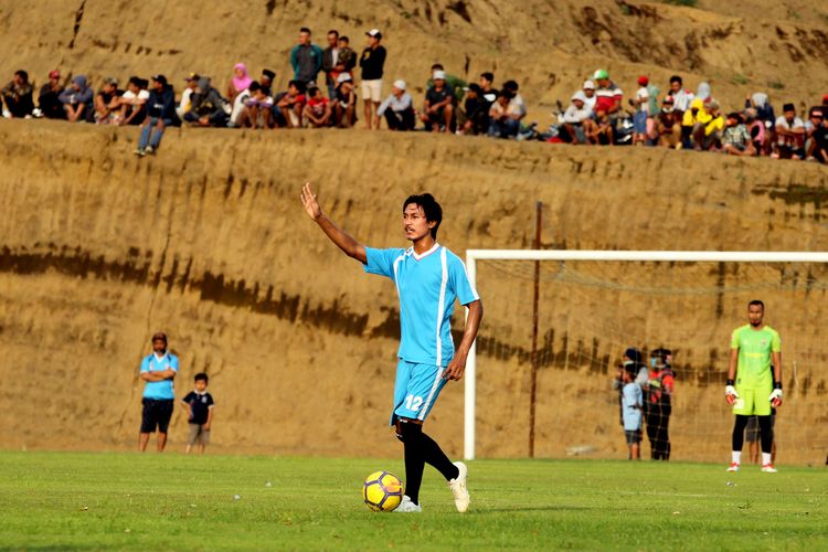 Salah satu pemain Arema FC Johan Ahmad Alfarizie (kanan) mengisi waktu selama diberhentikannya kompetisi Liga 1 2020 dengan ujicoba dengan Bintang Semeru FC di Lapangan Wonoayu Kabupaten Malang, Jawa Timur, Senin (22/06/2020) sore.