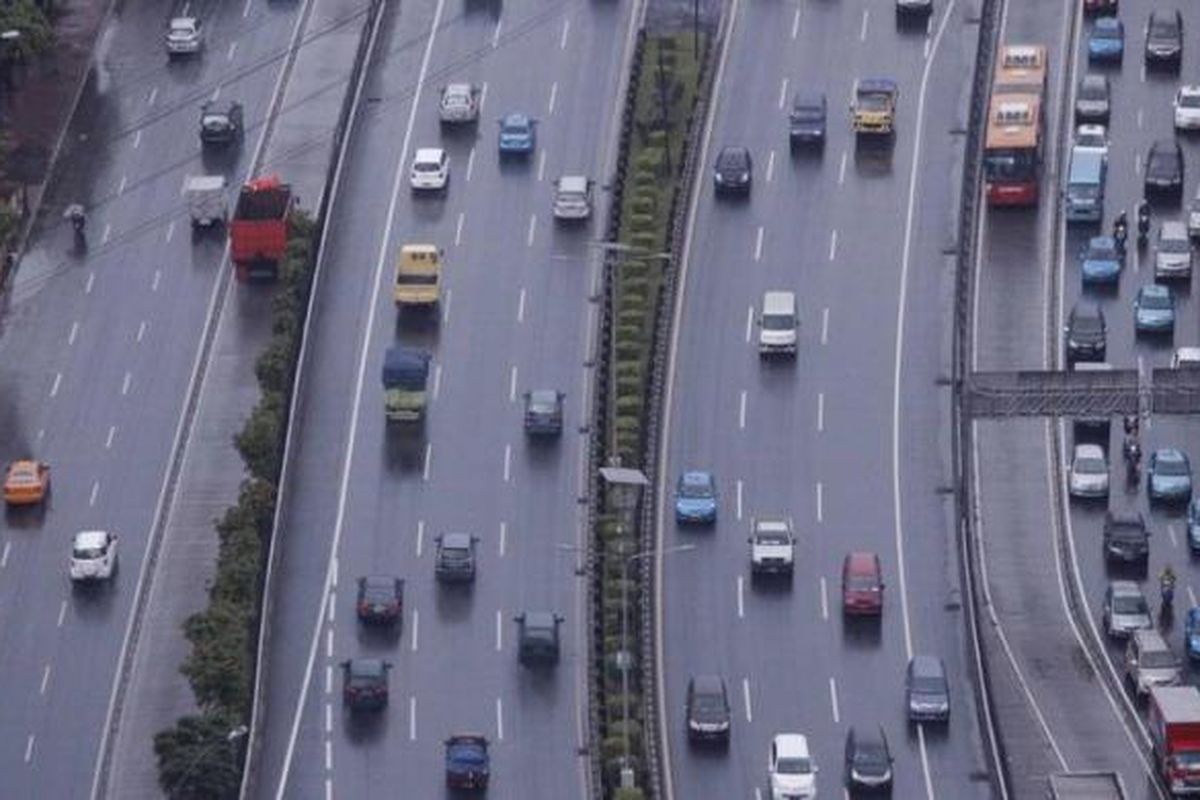 Kendaraan melintas di ruas tol dalam kota di jalan Gatot Subroto, Jakarta Selatan, Selasa (8/1/2013). Tol dalam kota merupakan salah satu ruas jalan tol yang rencananya akan mengalami kenaikkan tarif sebesar 10 persen oleh PT Jasa Marga (Tbk)  per September 2013. 

