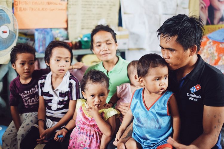 Ali Nur dan istrinya, Orick, 30th, mempunyai lima orang anak di pengungsian Marawi. 
