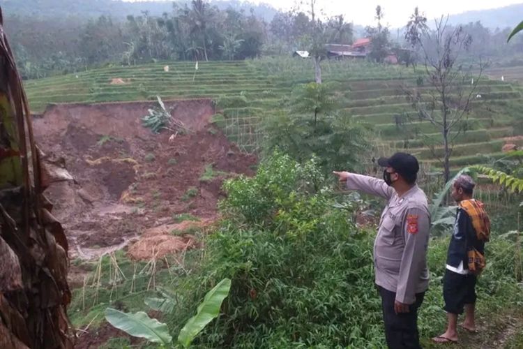 Sawah dan rumah di Cianjur, Jawa Barat, terdampak longsor,.