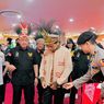 Saat Presiden Jokowi Kenakan Jaket Hadiah dari Perancang Busana Asli Papua...