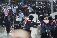Detik-detik Polisi Myanmar Beralih Mendukung Demonstran Penentang Kudeta