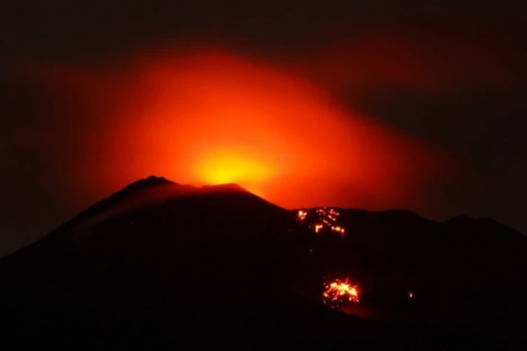 Foto: Pantauan visual Gunung Ile Lewotolok, Kabupaten Lembata, NTT pada Selasa (28/6/2022) sekitar pukul 29.26 Wita.