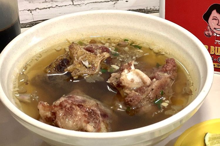 Sop Buntut yang berada di kawasan Pabean Ganefo, Surabaya Utara, berdiri sebuah warung sederhana yang sejak 1957 menjadi persinggahan para pencinta kuliner.