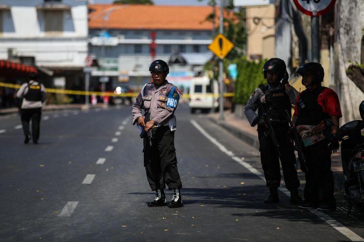 Anggota kepolisian berjaga disekitar wilayah Mapolrestabes Surabaya, Jawa Timur, Senin (14/5/2018). sekitar pukul 08.50 WIB, menyebabkan 4 anggota polisi dan 6 warga terluka.