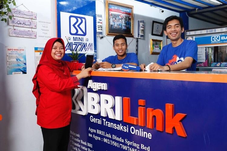 Agen BRILink di daerah sedang melayani pelanggan yang membutuhkan bantuan transaksi keuangan secara online.