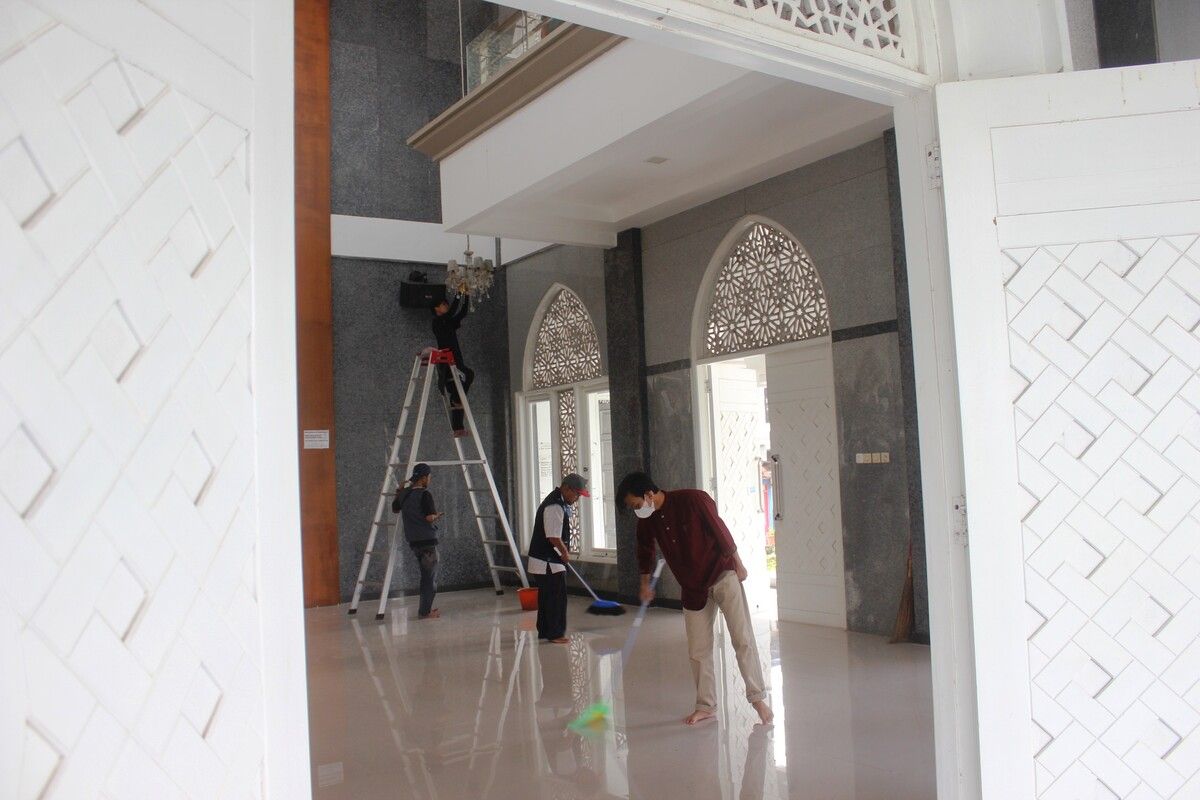 Kegiatan salon masjid yang digagas komunitas Kawan Ukhuwah saat membersihkan sebuah masjid di Kabupaten Cianjur, Jawa Barat.