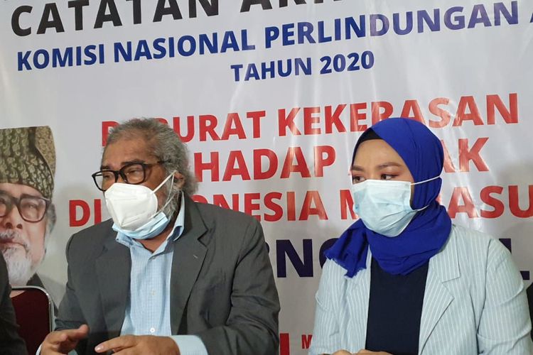 Ketua Umum Komnas Anak, Arist Merdeka Sirait dan mantan istri Daus Mini, Yunita Lestari di Komnas Anak, Jakarta Timur, Kamis (25/2/2021). 