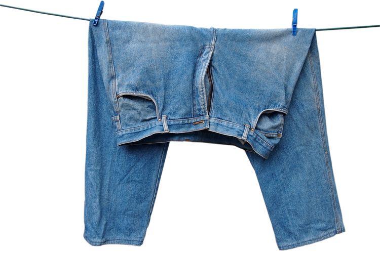 Ilustrasi mencuci celana, mencuci celana jeans. 