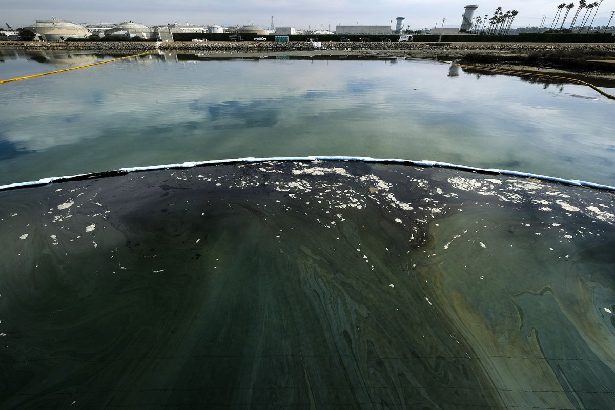 Bencana minyak tumpah di Huntington Beach, California, di Huntington Beach, California, pada Senin (4/10/2021).  [AP Photo/Ringo HW Chiu]