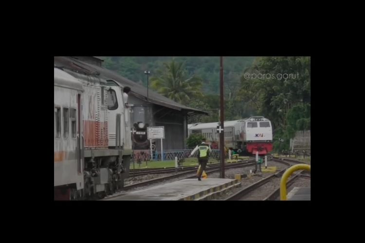 Sebuah video yang menggambarkan aksi seorang anggota Satpam yang berlari menyelamatkan bocah cilik di perlintasan KA Stasiun Cibatu saat KA akan melintas, menyebar di media sosial.
