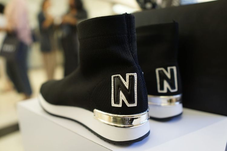 Kreasi sneaker yang ditawarkan dalam koleksi terbatas rumah mode DKNY x MTA 30th Anniversary, yang dipajang di pop up store DKNY di Plaza Indonesia, Jakarta.