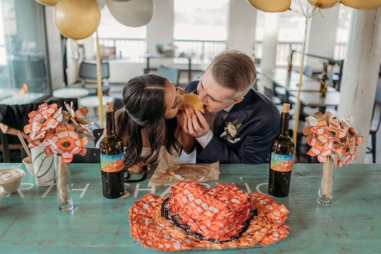 Analicia Garcia dan Kyle Howser merayakan pesta pernikahan mereka di Taco Bell Cantina, di Pacifica, California, AS, pada 26 Oktober 2021.
