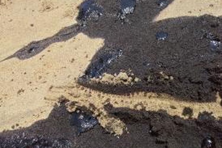 Ceceran minyak yang ditemukan di Pantai Manggar. Foto ini diambil seorang anggota LSM pemerhati lingkungan di Balikpapan. 