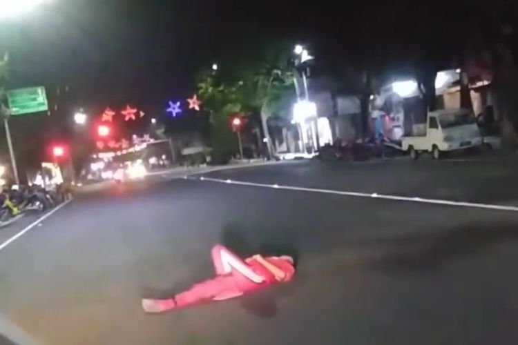 Perempuan diduga ODGJ tiduran di tengah jalanan Lamongan kota, pada Kamis (18/5/2023) malam. Videonya beredar di media sosial pada akun instagram @infolamongan.